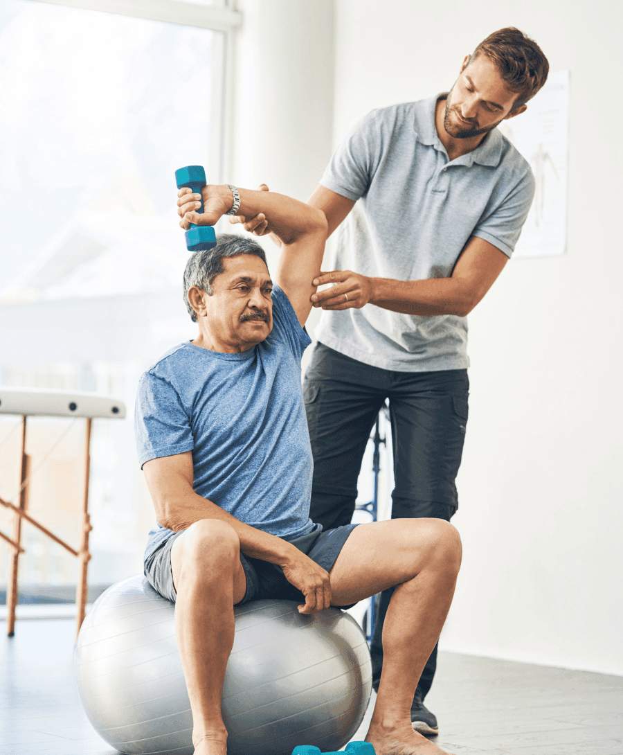 Älterer Mann wird vom Physiotherapeuten beraten